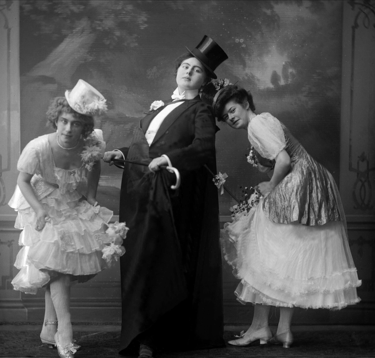 Gruppeportrett, tre kvinner utkledt, antatt gjester fra kostymeballet på Drammensveien 99, Oslo i 1908.