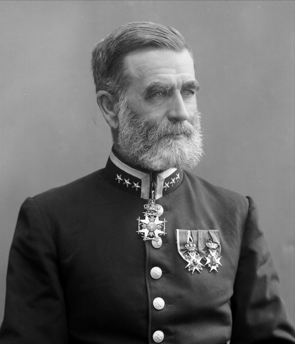 Portrett, Olaf Wilhelm Petersen (1841-1909), i uniform som sjef for Krigsskolen.