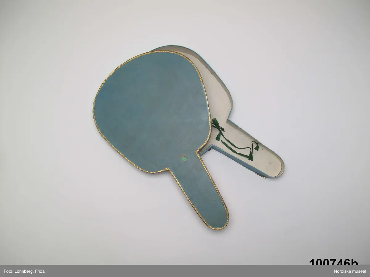 Djur, fågel
Blommor