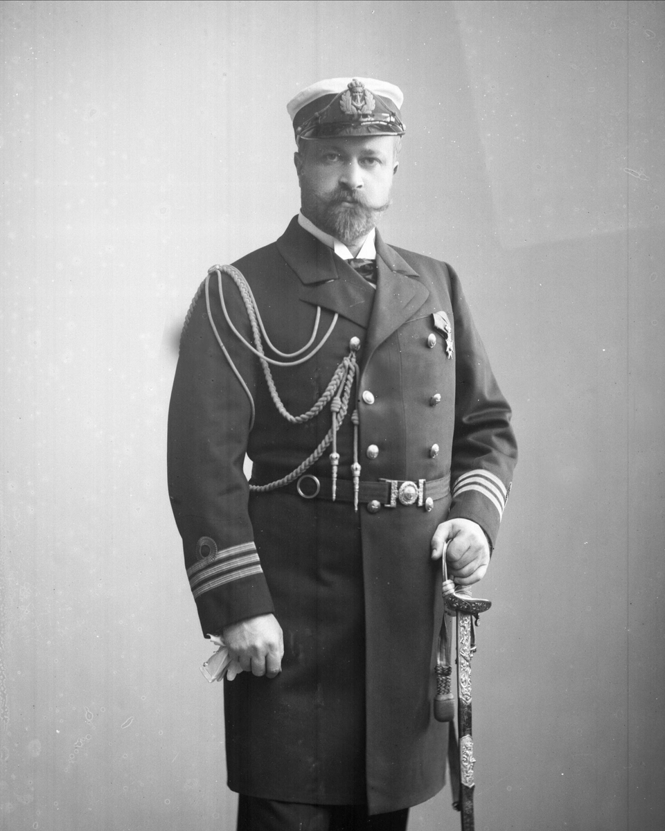 Portrett, Gustav Christian Oscar Rehbinder Gade (1863-1926) i uniform som kaptein i marinen.