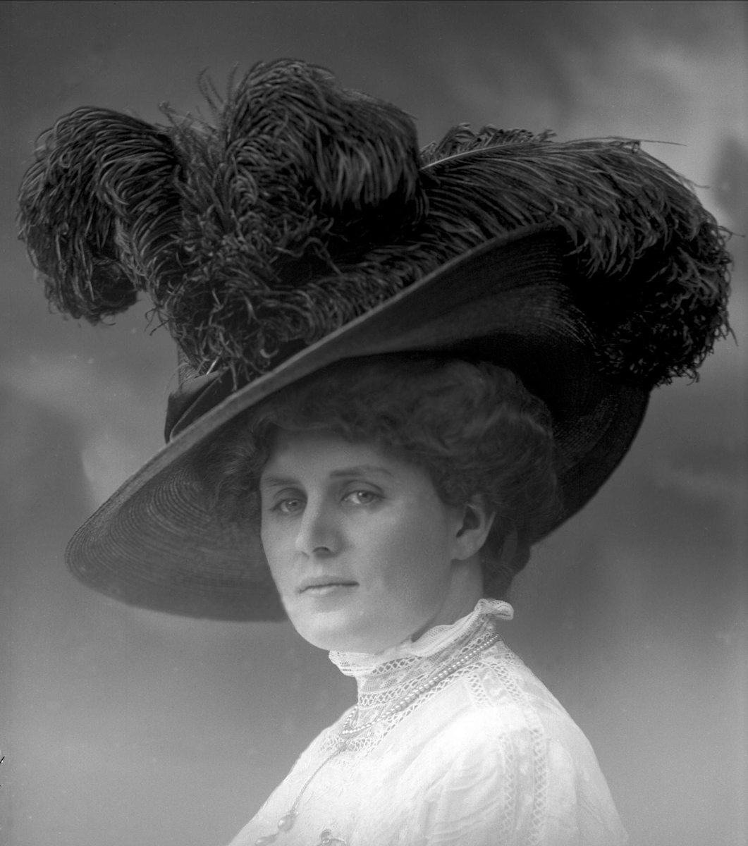 Portrett, Magdalene Elenore Lorange Wiel (1878-1962), gift med Mads Wiel (1861-1929).