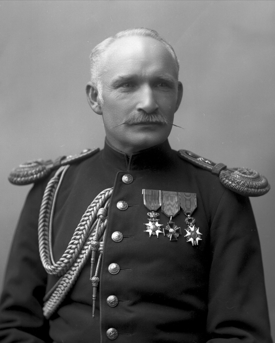 Portrett, generalmajor Johan Lauritz Bull i uniform.