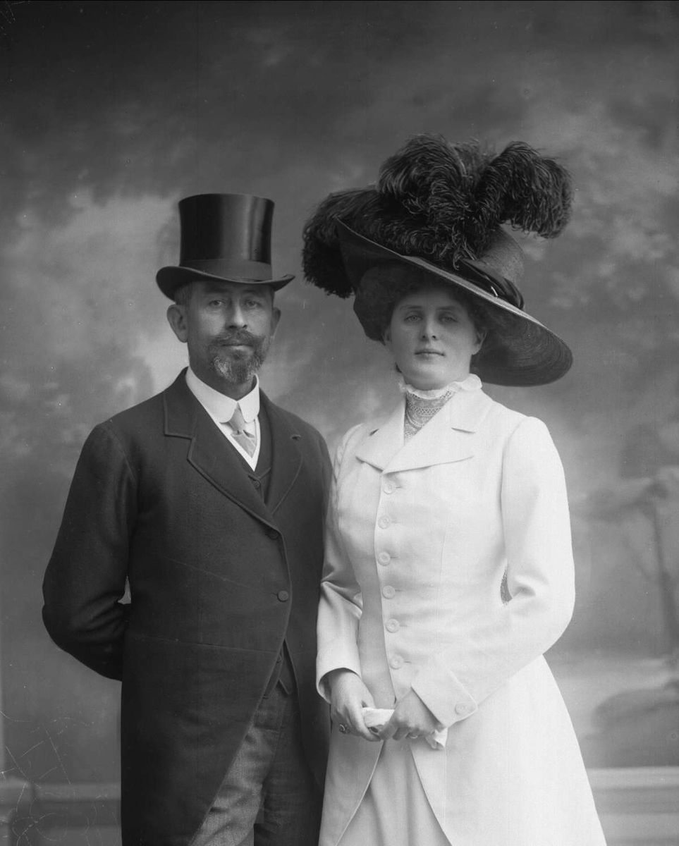 Portrett, Mads Wiel (1861-1929) med ektefelle Magdalene Elenore Lorange (1878-1962).