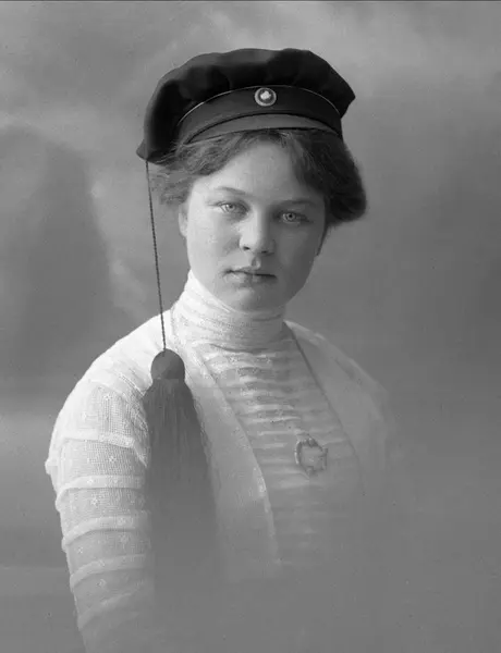 Portrett,  Aslaug Vaa med studentlue.