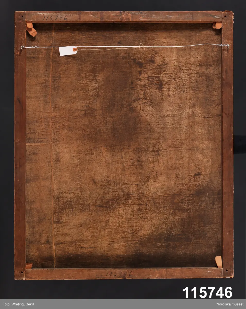 Damporträtt, stående knästycke, något vänd mot höger.