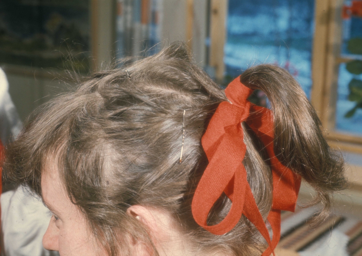 Brudepynting, Jølster 1967.Bruden, Eva Eide, får hjelp av Maria Gjesdal  med påkledningen.
Håret gres bakover og  knytes fast med et bånd 