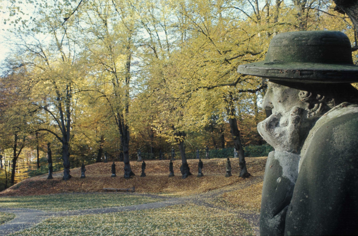 Statue i Nordmandsdalen på Fredensborg slott, Danmark. Fotografert 1968. Oversiktsbilde over parken med statuer.