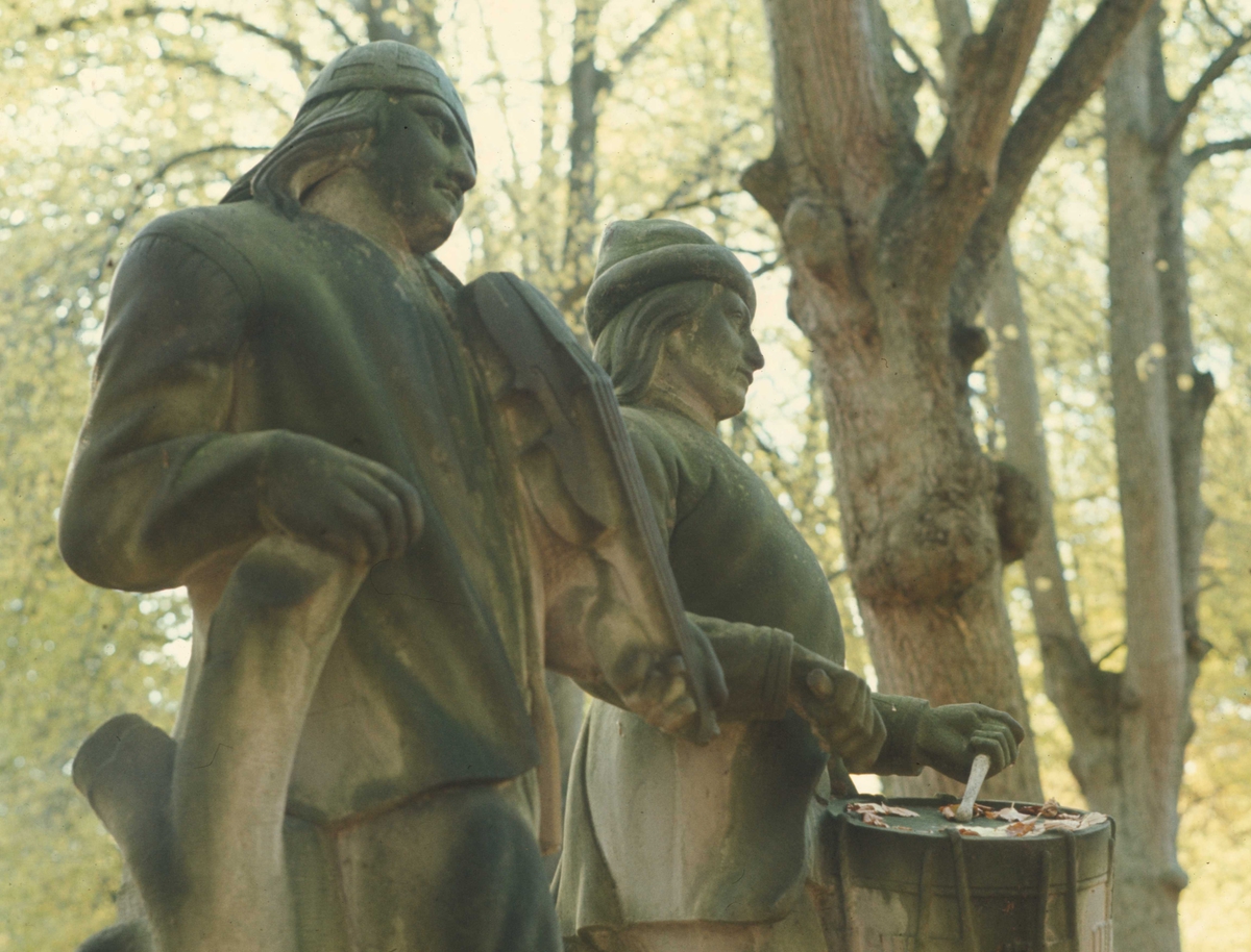 Statue i Nordmandsdalen på Fredensborg slott, Danmark. Fotografert 1968.  Drakter fra Fana, Hordaland.