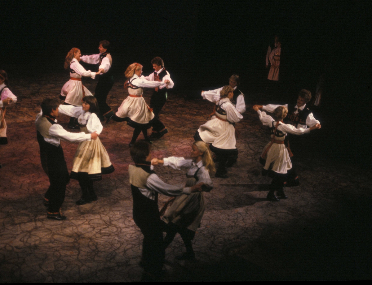 Norsk Folkemuseums dansegruppe   danser i Nasjonalteateret 7.oktober i 1980, i forbindelse med prisoverrekkelse.