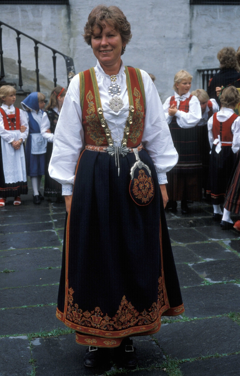 Kvinne kledd i drakt drakt fra Vest-Telemark på Bygdelagsstevne  i 1986 på Norsk Folkemuseum.