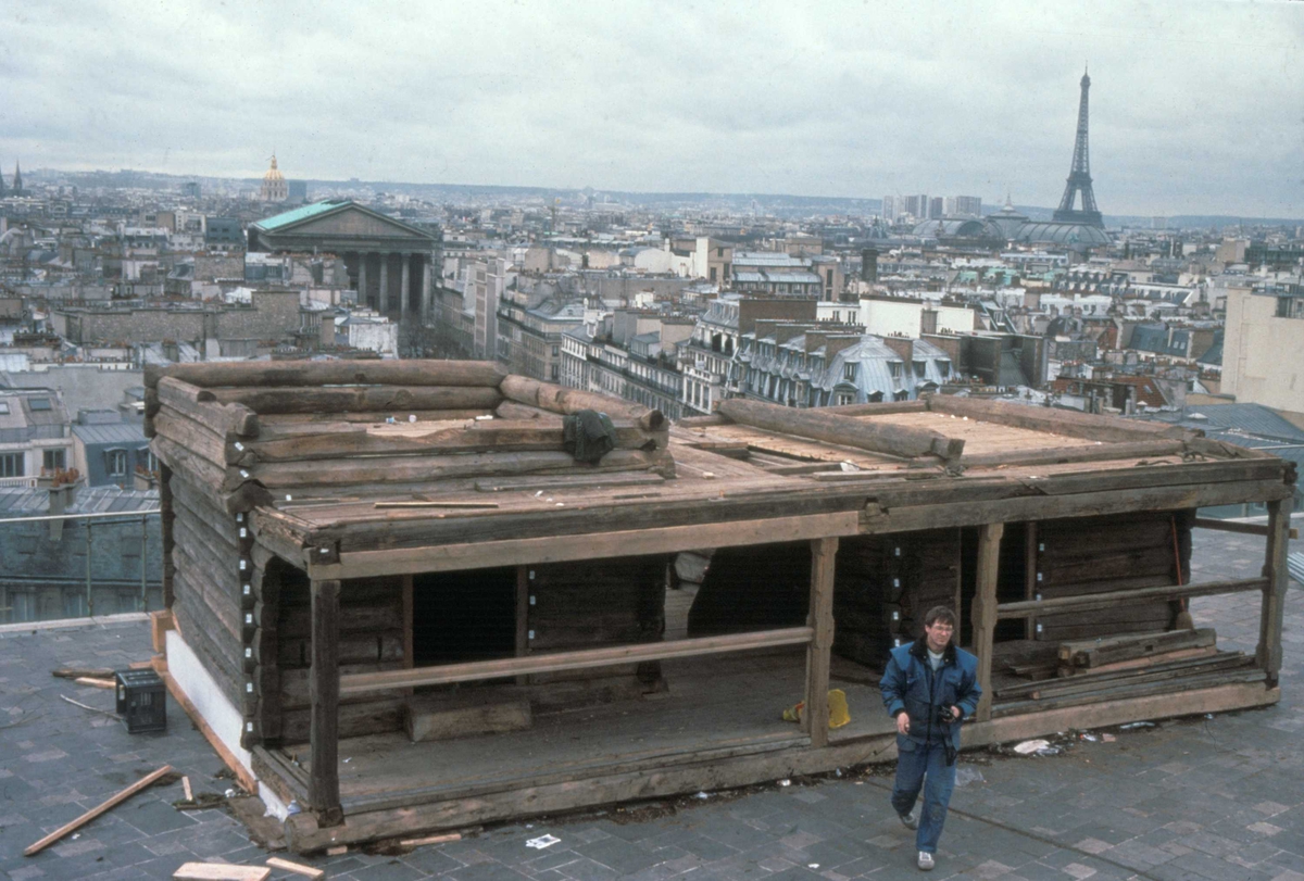 Loft fra Einang.
Parisutstillingen under oppføring  i november 1991. Fra taket på varehuset Printemps i Paris.