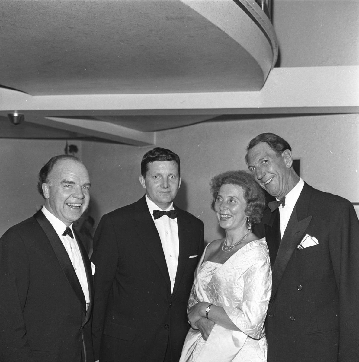 Ant. feiring i anledning "Freske fraspark", ny norsk film med Henki Kolstad i hovedrollen. Gruppebilde med norske skuespillere, Hotell Bristol, Oslo, august 1963. Nr. tre fra venstre: Ragnhild Michelsen, som også medvirker i filmen. Nr. to fra venstre er filmens regissør og medforfatter Bjørn Breigutu.