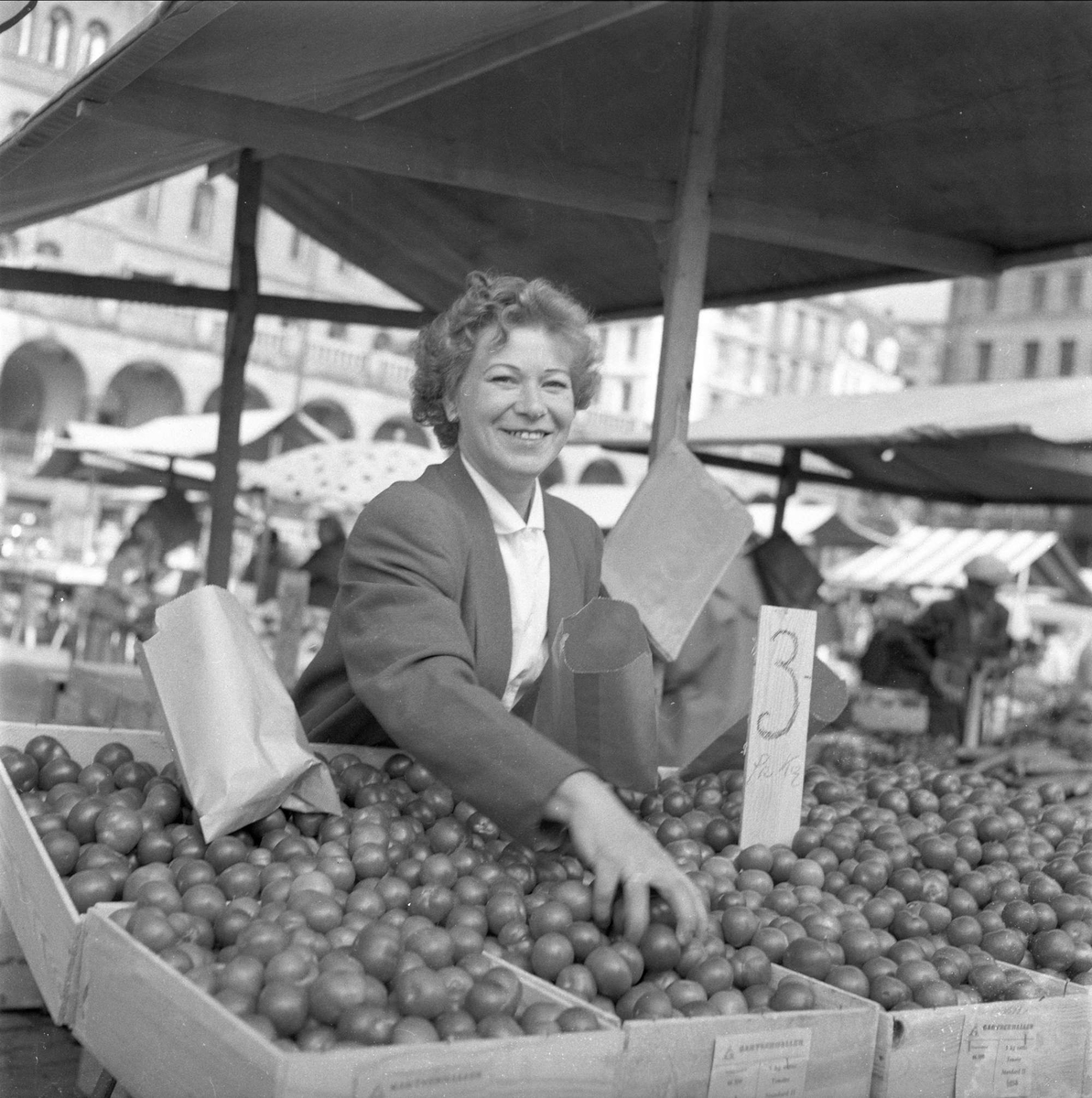 Torghandel,  kvinne selger  frukt og grønnsaker, Youngstorget, Oslo, 12.08.1958