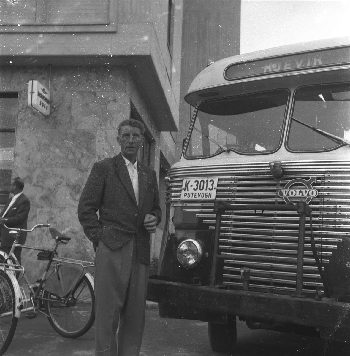 Flåtebesøk, mann foran buss på kaia,  Telemark, 06.07.1958