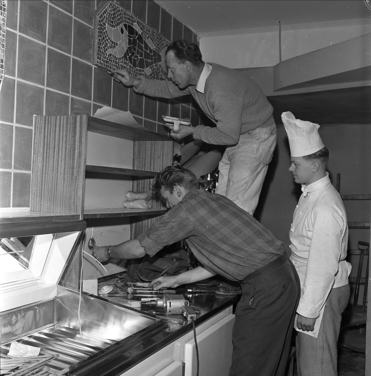 Hotellbar, 3 menn i arbeid med klargjøring, sted usikkert, oktober 1958