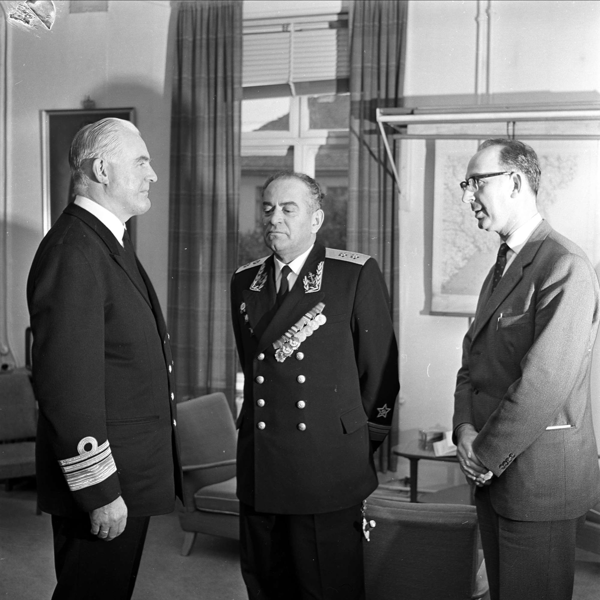 Admiral Sørensen, viseadmiral Lobov og tolken 20.10.1964. Sjefen for den russiske Nordflåten på besøk.