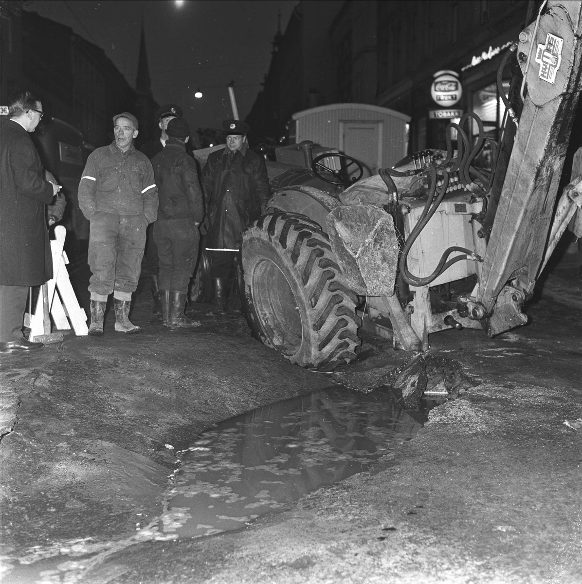 Hull på vannledning Oslo 18.12.1964.