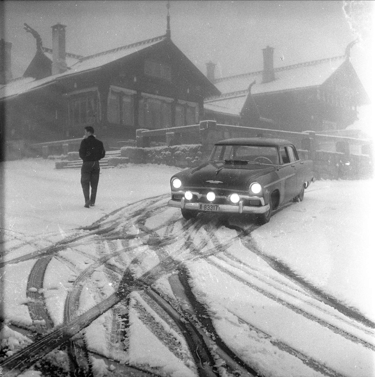 Frognerseteren, bil lager spor i snøen, Oslo, 11.11.1958.