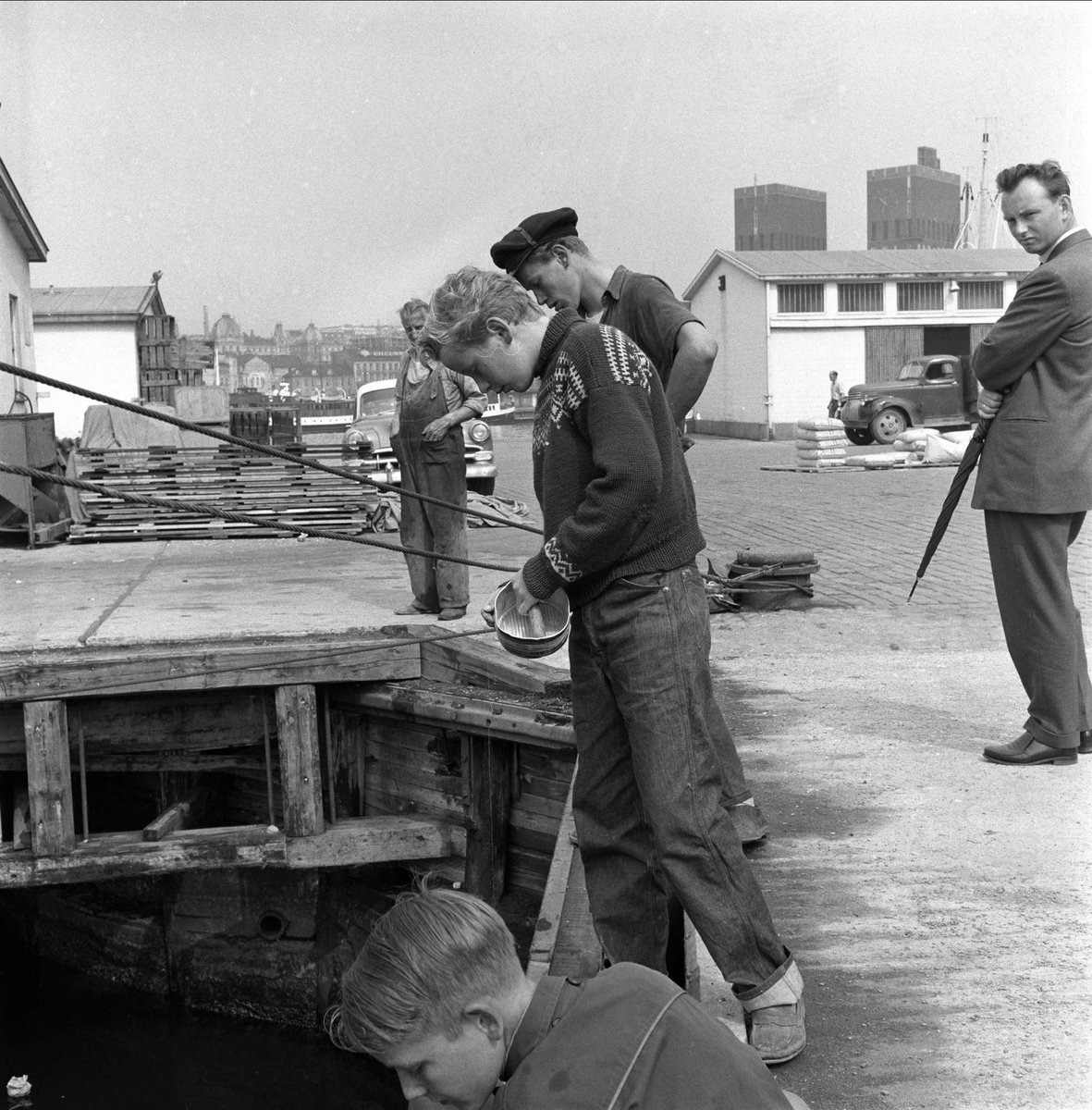 Boksefiske på brygga, Rådhuskaia, Oslo, juli, 1958.