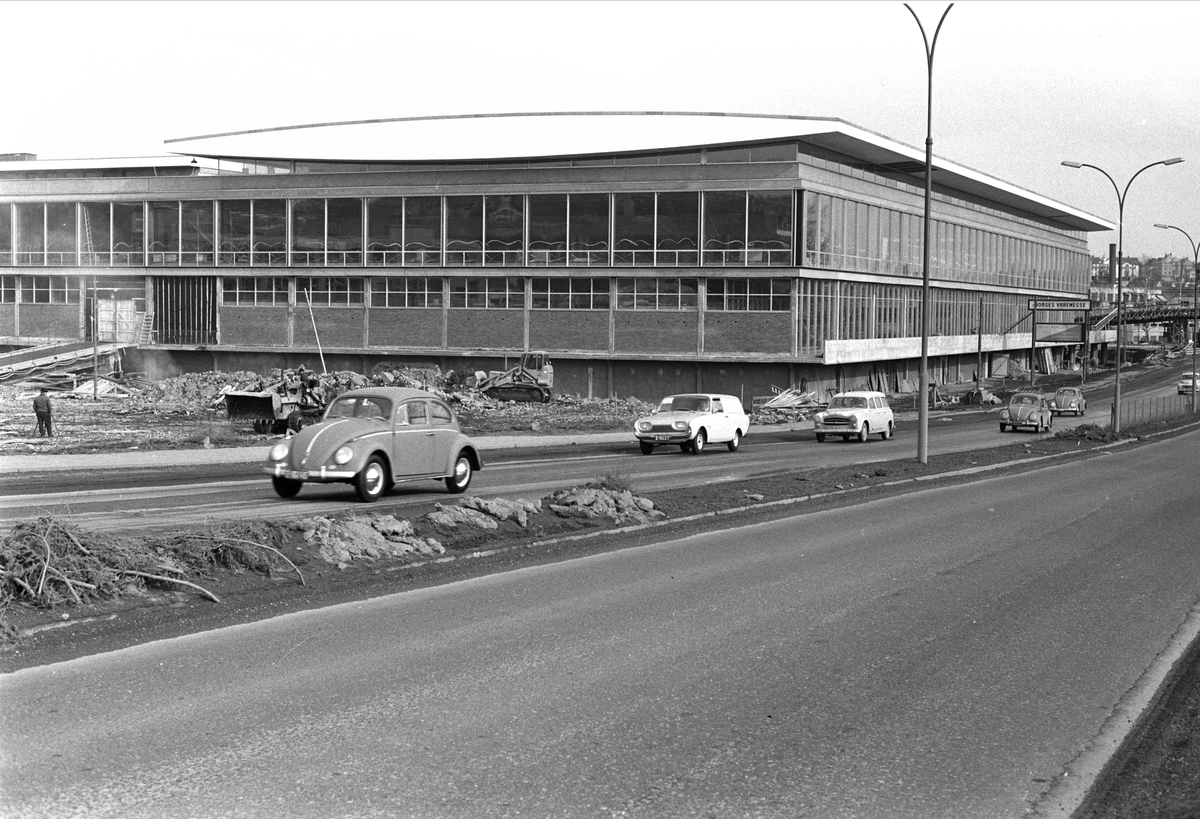 Norges Varemesse, Oslo, Sjølystveien, mars 1962, bygningen sett fra veien, biler.