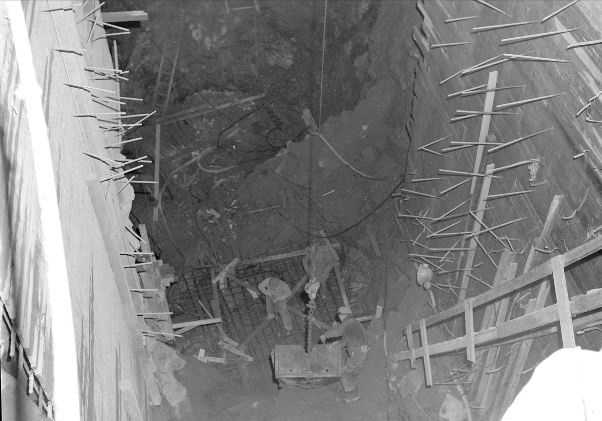 Byggingen av tungtvannsreaktoren i Halden, arbeidere inne i fjell, mars 1957. Reaktoren ble satt i drift i 1959.