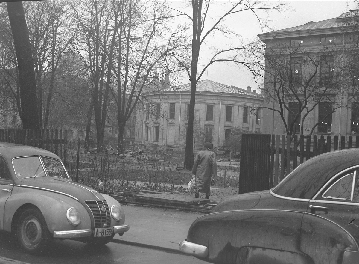 Karl Johans gate 47, Oslo, november 1955. Parkerte biler mot Universitetshagen.