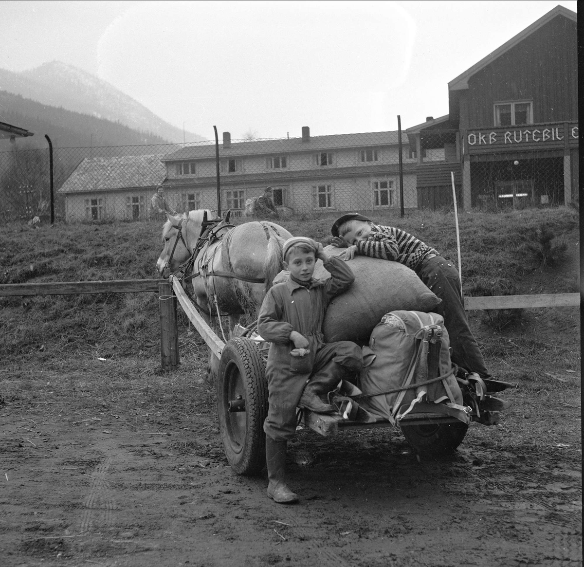 Otta, Sel, Oppland. Bygninger og transport med hest og kjerre.