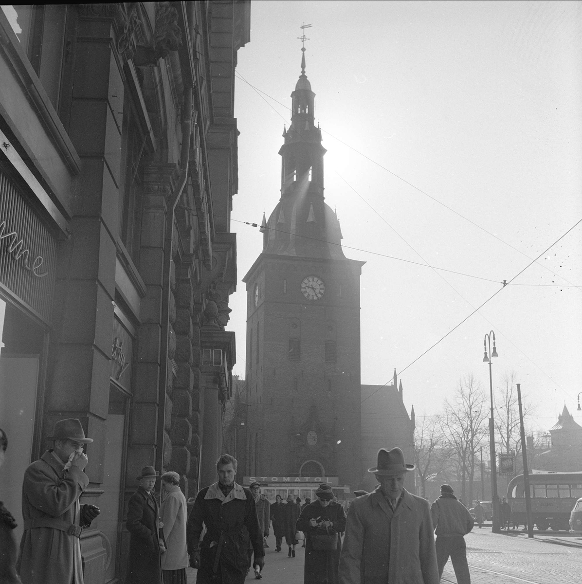 Oslo, mars 1958. Gatebilde med Oslo Domkirke.