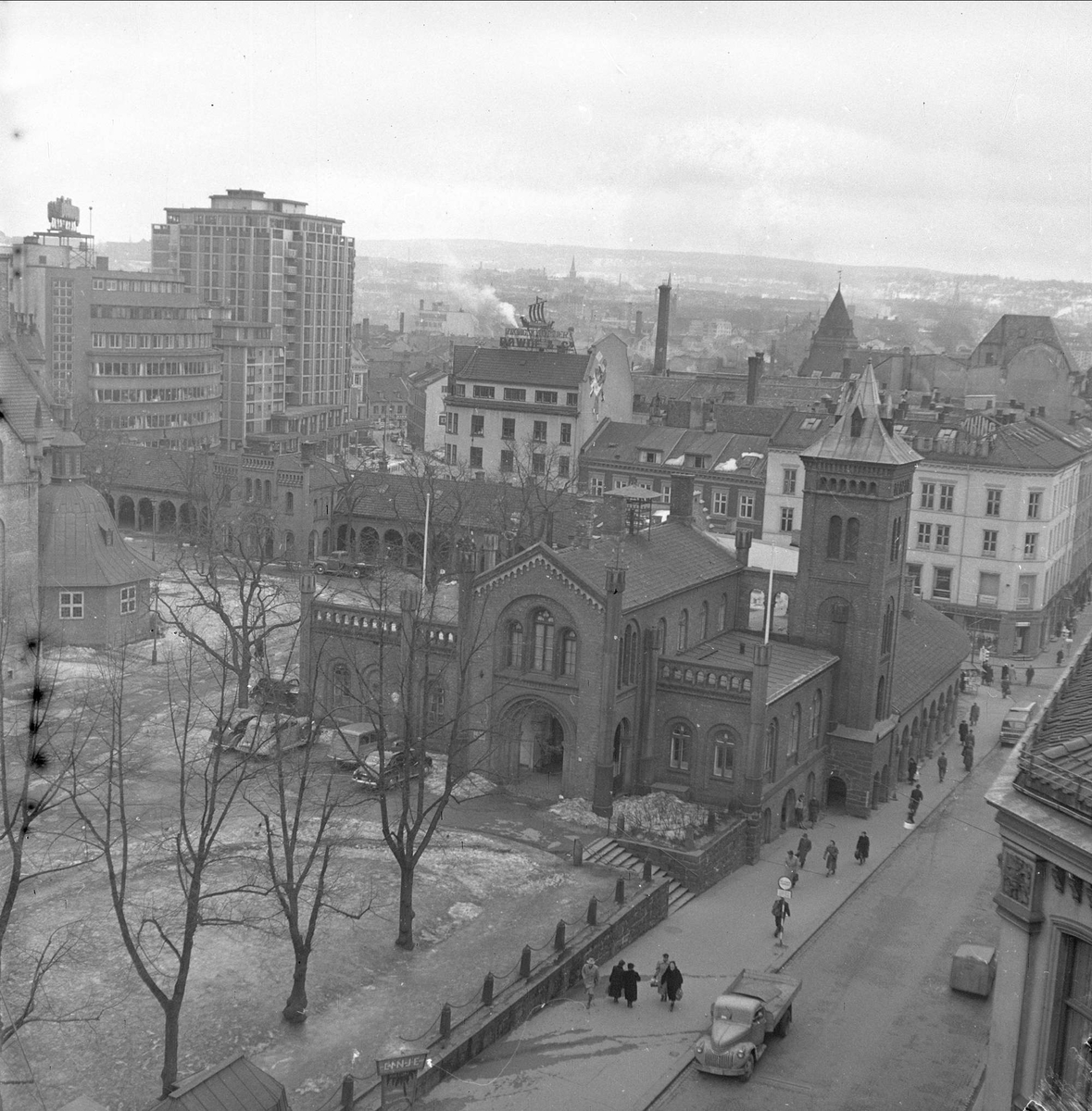 Oslo, 29.03.1954. Bybilde med Domkirkeparken og Kirkeristen.