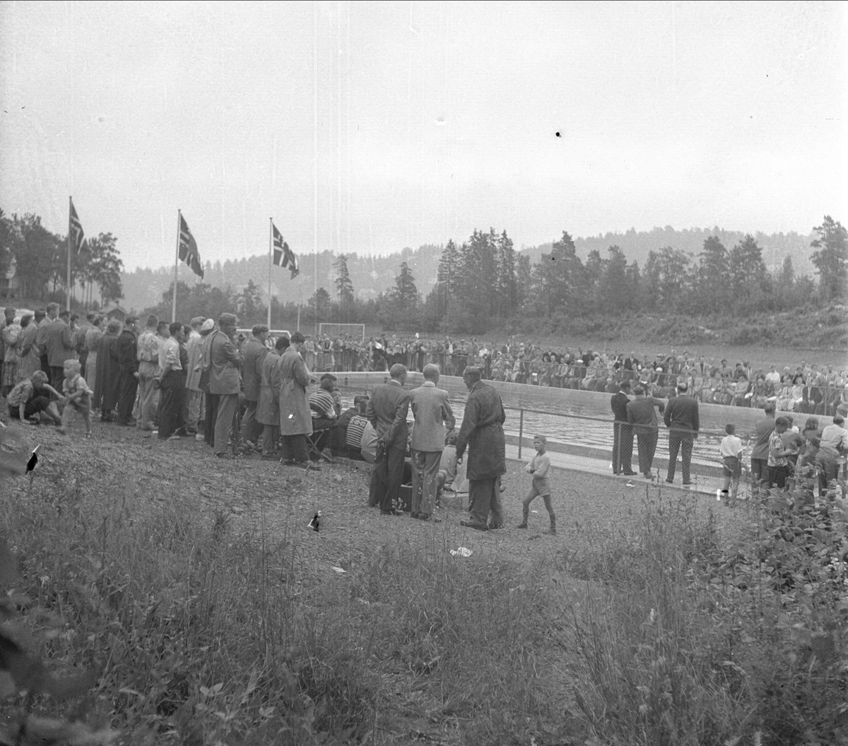 Slemmestad 12.07.1954. Mennesker rundt svømmebasseng.