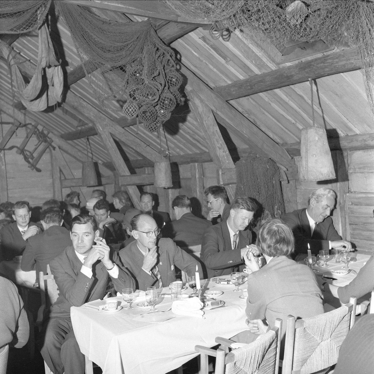 Stavanger, Rogaland, oktober 1957. Hotell Atlantic. Mennesker i interiør, maritimt.