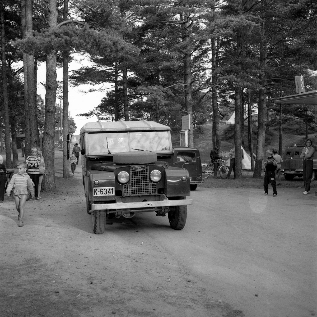 Sjøsanden, Mandal, Vest-Agder, 1967. Bil av typen Land-Rover, og mennesker på campingplass.