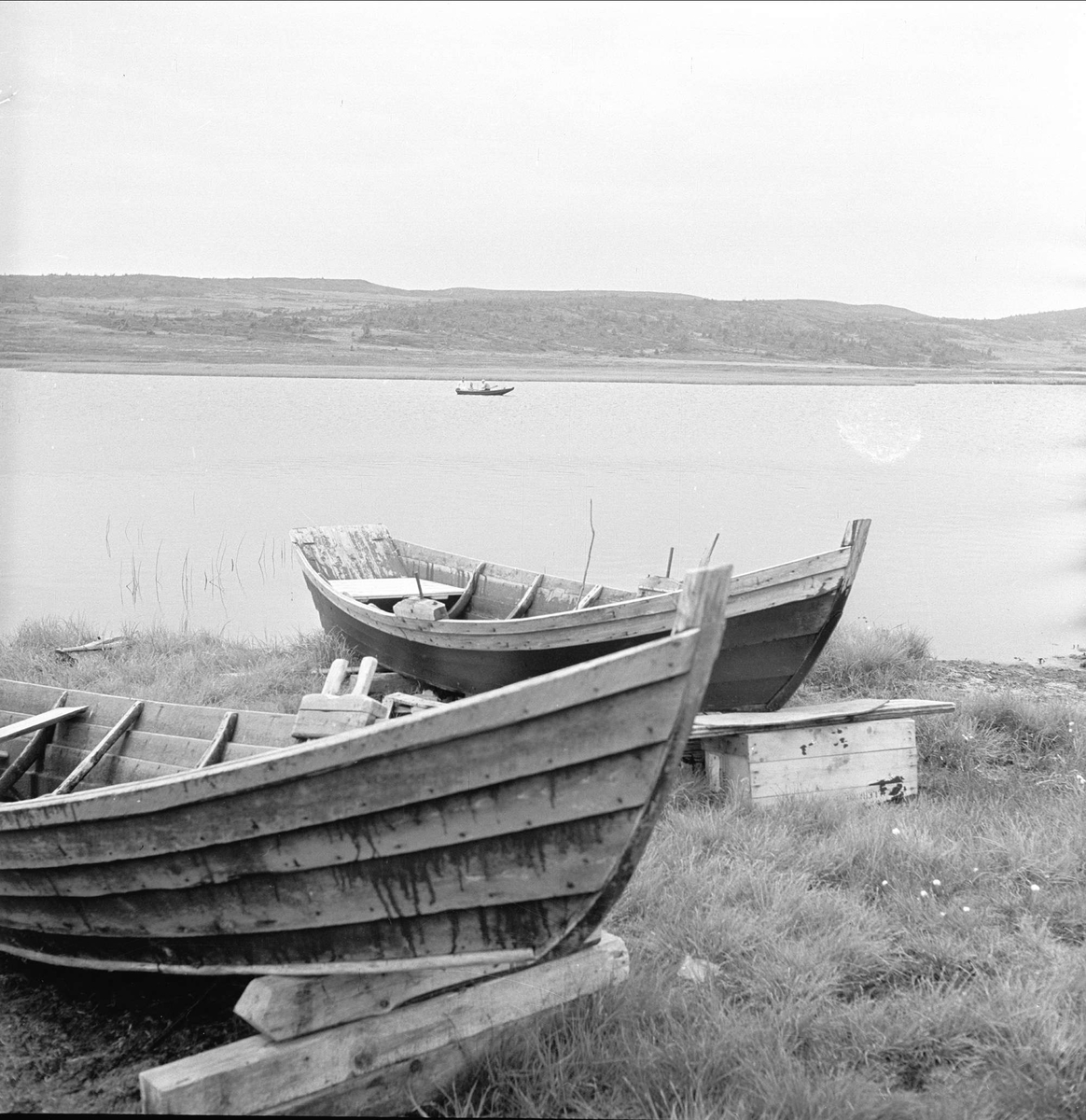 Sjusjøen, Ringsaker, Hedmark, juli 1954. Robåter. Åfløy.