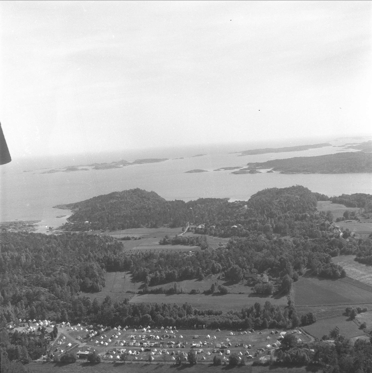 Sørlandet, juli. Flyfoto.