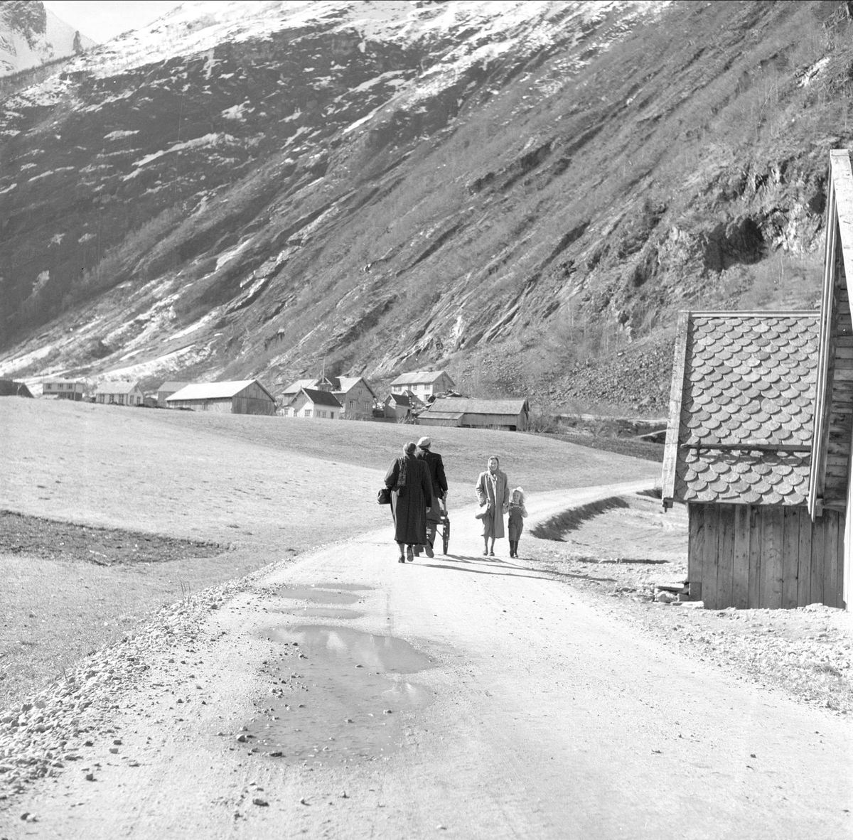 Tafjord, Norddal, Møre og Romsdal. Mennesker på vei.