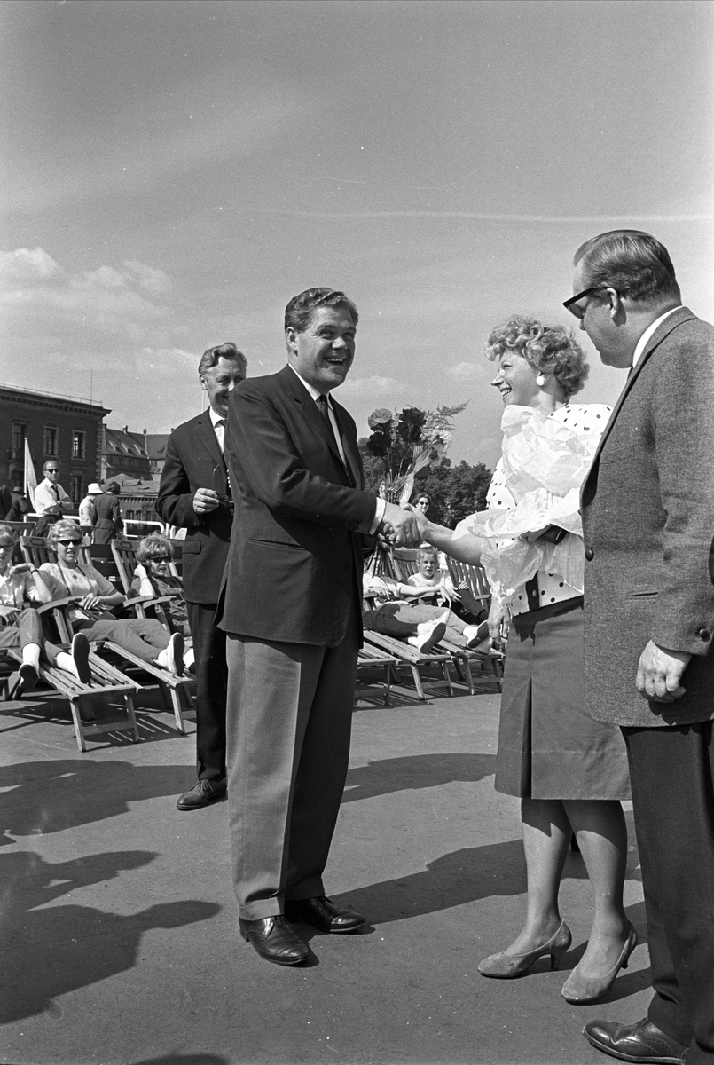 Skipsreder Jens Hagen t.v. og formann i Krigsinvalideforbundet Bernt Sveen, Oslo, 07.06.1963. Danskeferja "Holger Danske".