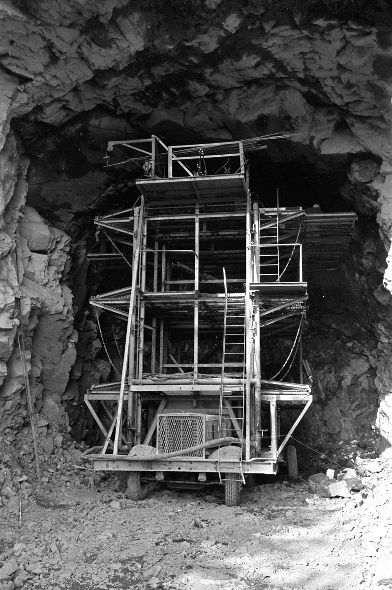 Asker stasjon, juni 1962. Transformatorstasjon i fjellet.