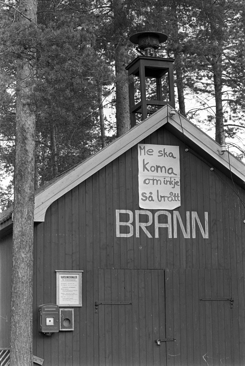 Koppang, Stor-Elvdal 02.09.1961. Husgavl med brannvarsler, påskrift "BRANN" samt håndskrevet plakat.