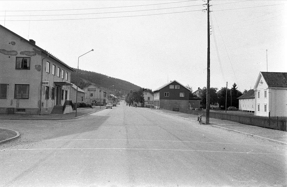 Trysil 1961. Veikryss i tettbebyggelse.