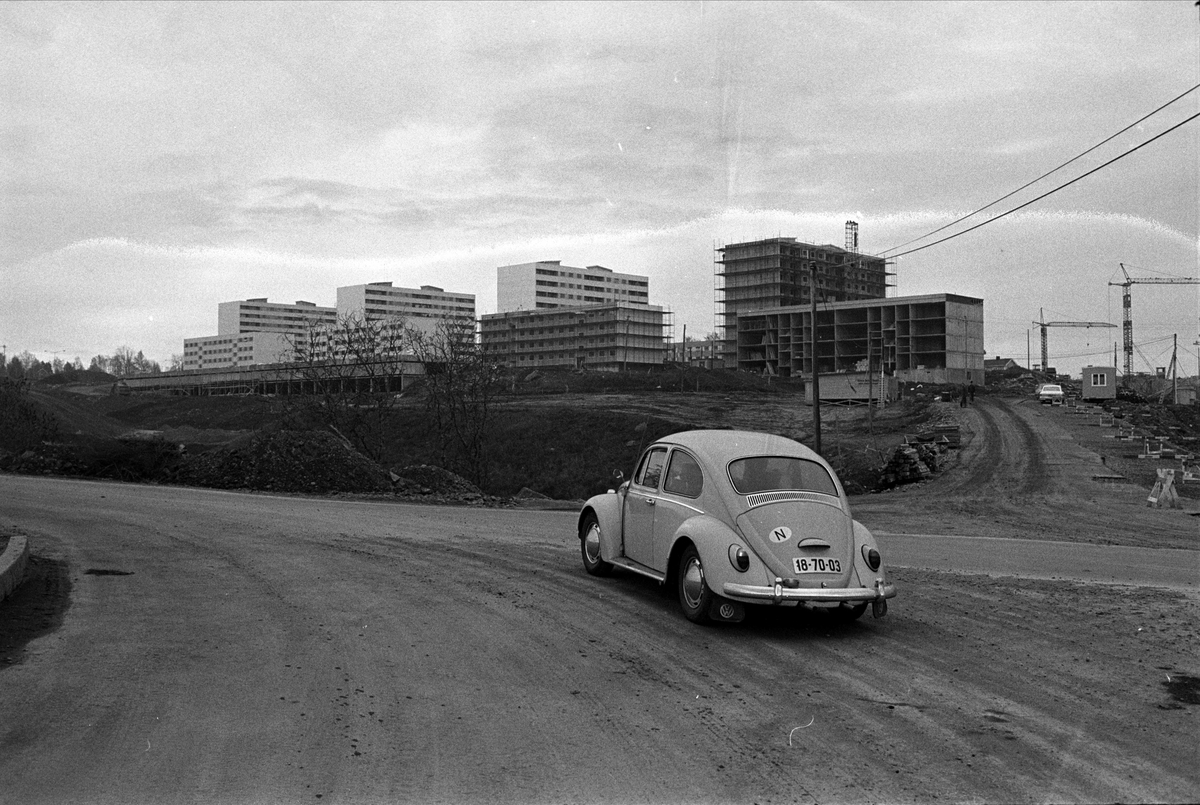 Fra Tokerud, Oslo oktober 1969. Bil med boligblokker i bakgrunnen.