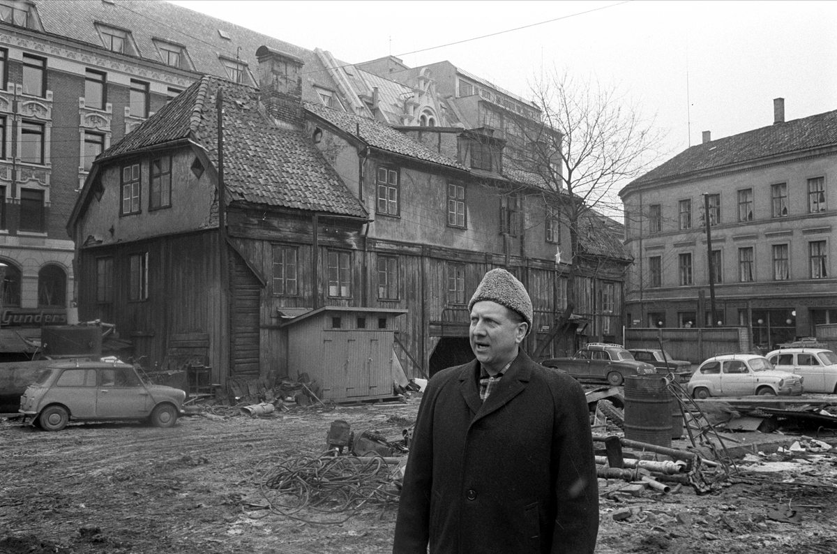 Fra Pilestredet 18, Oslo desember 1962. Mann i bakgården. Peckelgården.