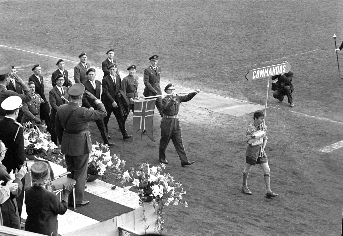 8.mai feiring 1965, 20-års jubileum.
Fra Oslo, 08.05.1965. Commandos-troppen marsjerer forbi på Bislett stadion.