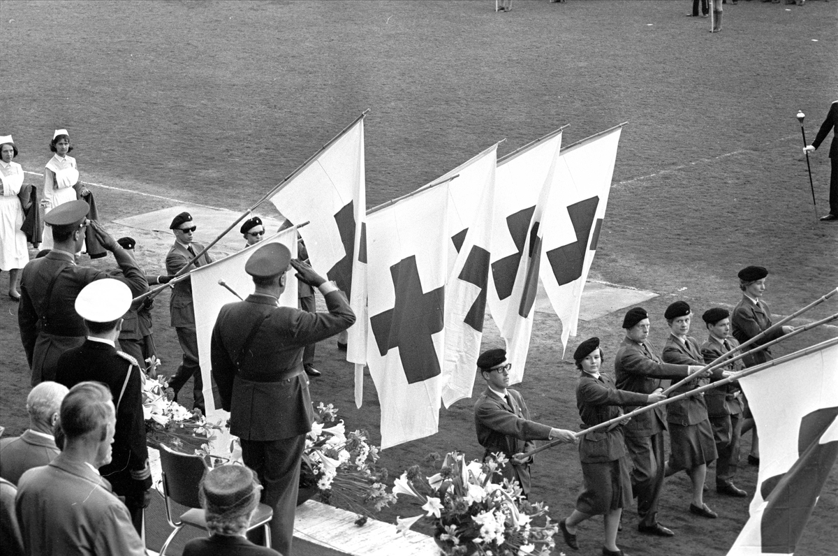 8.mai feiring 1965, 20-års jubileum.
Fra Oslo, 08.05.1965. Røde kors flaggene senkes på Bislett stadion.