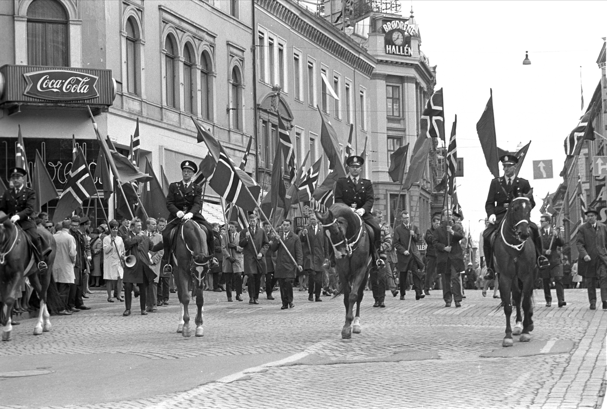 Fra Oslo, 01.05.1967. Ridende politi går foran toget på Karl Johans gate.