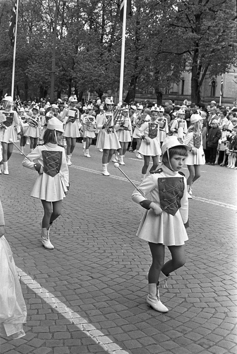 Fra Oslo, 17.05.1968.  Drilltroppen fører skolen ned Karl Johan den 17. mai.