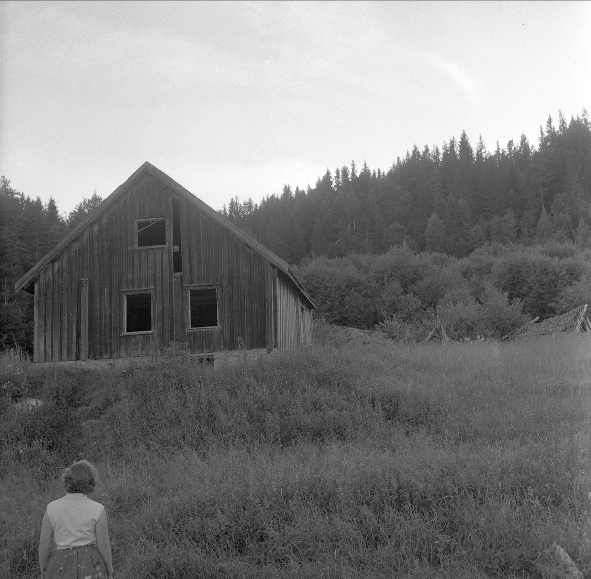 Nesodden, Akershus, 17.07.1958. Fraflyttet bygning i landskap.