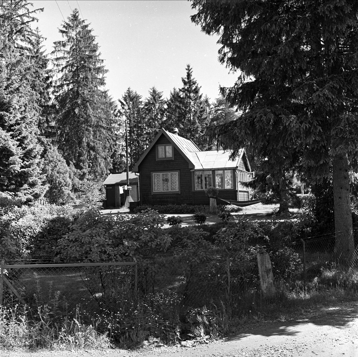 Nesodden, Akershus, 17.06.1961. Hytte med hage.