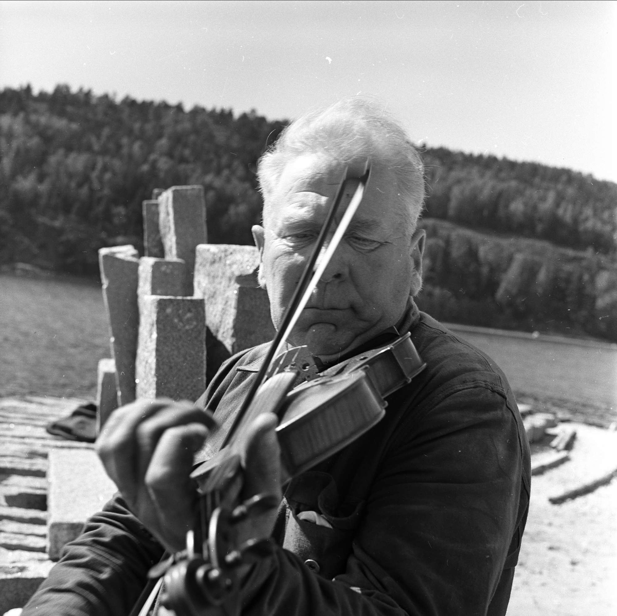 Sarpsborg, Østfold, juni 1962. Borgarsyssels grensemuseum fra Koster. Portrett av felespiller.