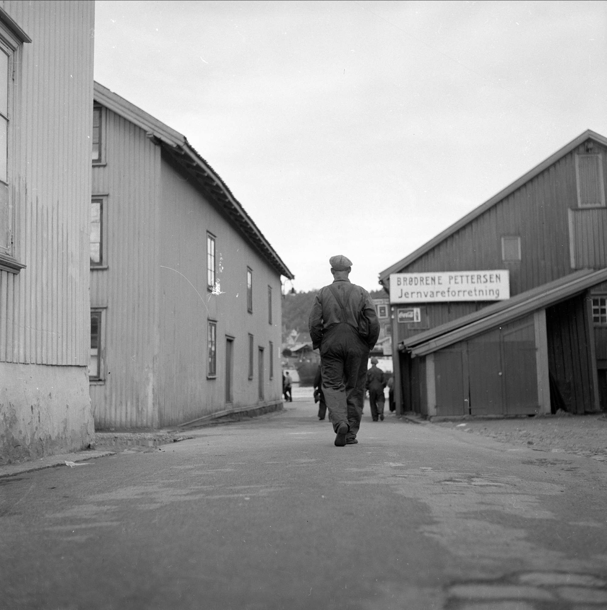 Tønsberg, Vestfold, 24.06.1954. Frokost i Tønsberg. Bygate med mann.