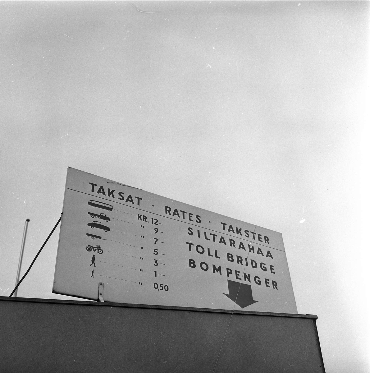 Tromsø, Troms, april 1963. Tromsøbrua, skilt med priser.